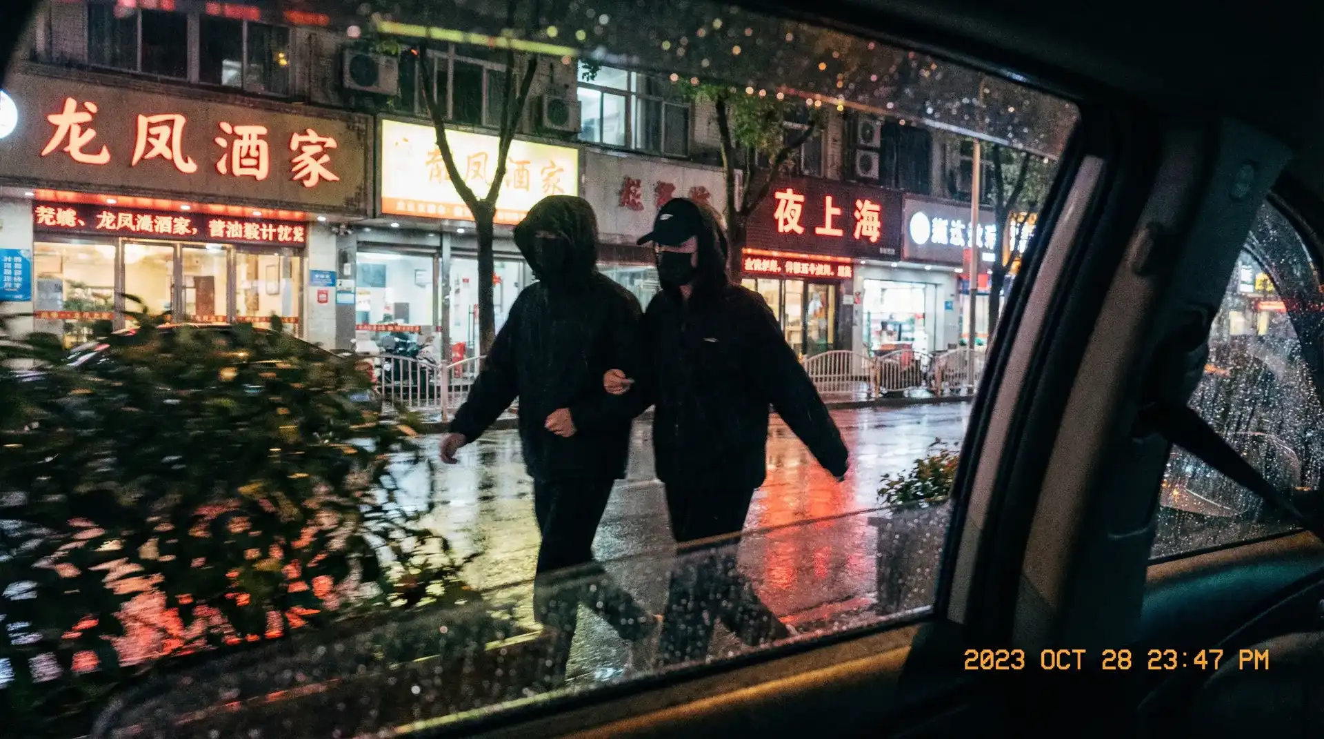 91软件 - 顶流明星深夜密会现场抓拍照片